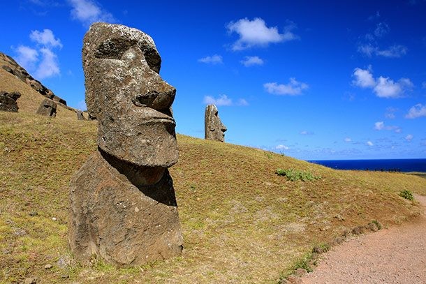 Đảo Phục Sinh và tượng Moai. Một trong những  bí ẩn chưa giải mã khiến khoa học đau đầu lý giải nhất là loạt tượng Moai khổng lồ trên đảo Phục Sinh. Khoảng 900 bước tượng này nặng khoảng 10 - 270 tấn nằm rải rác trên hồn đảo. Một số bức tượng chưa hoàn thành cao khoảng 10m.